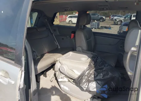 2004 Toyota Sienna Xle z USA, uszkodzony, nr VIN 5TDZA22C94S169802